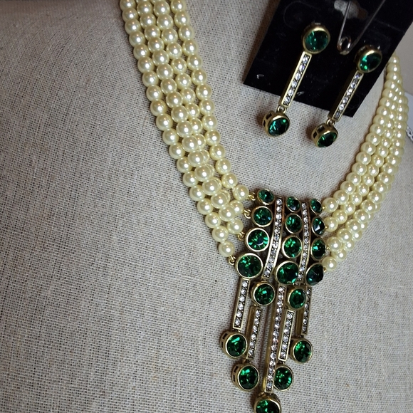 Heidi Daus An Affair To Remember Elegant Pearl and Green Gem Necklace Set - Picture 4 of 13